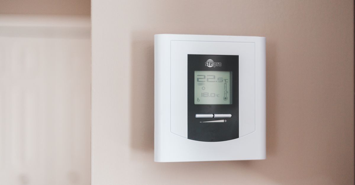 Thermostat mural affichant la température de consigne du logement